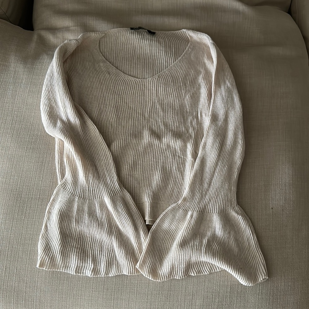 Oversize sleeve thin sweater.